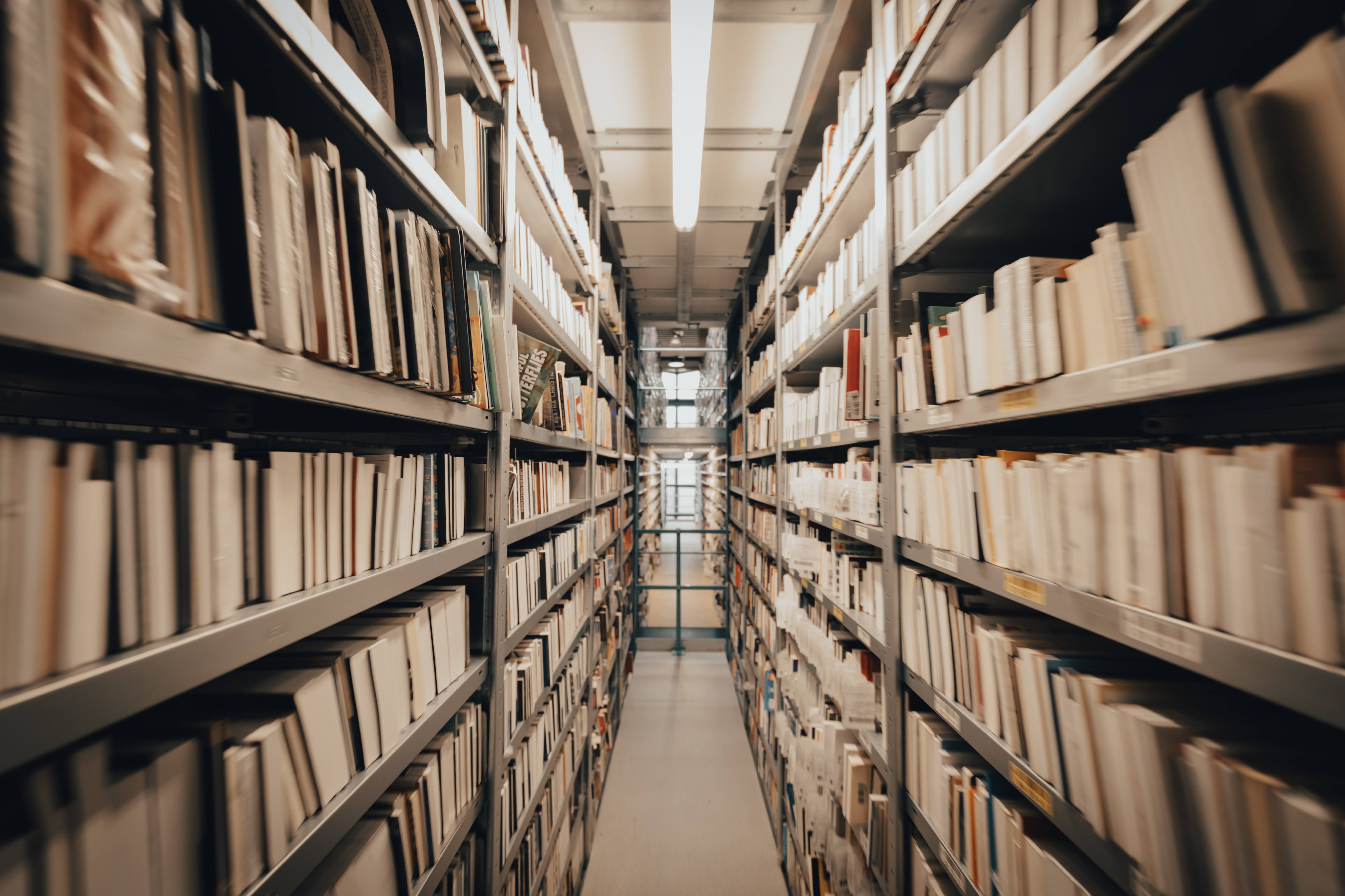 Bücherregal