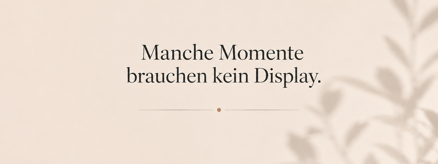 Minimalistischer Separator mit der Aussage „Manche Momente brauchen kein Display“
