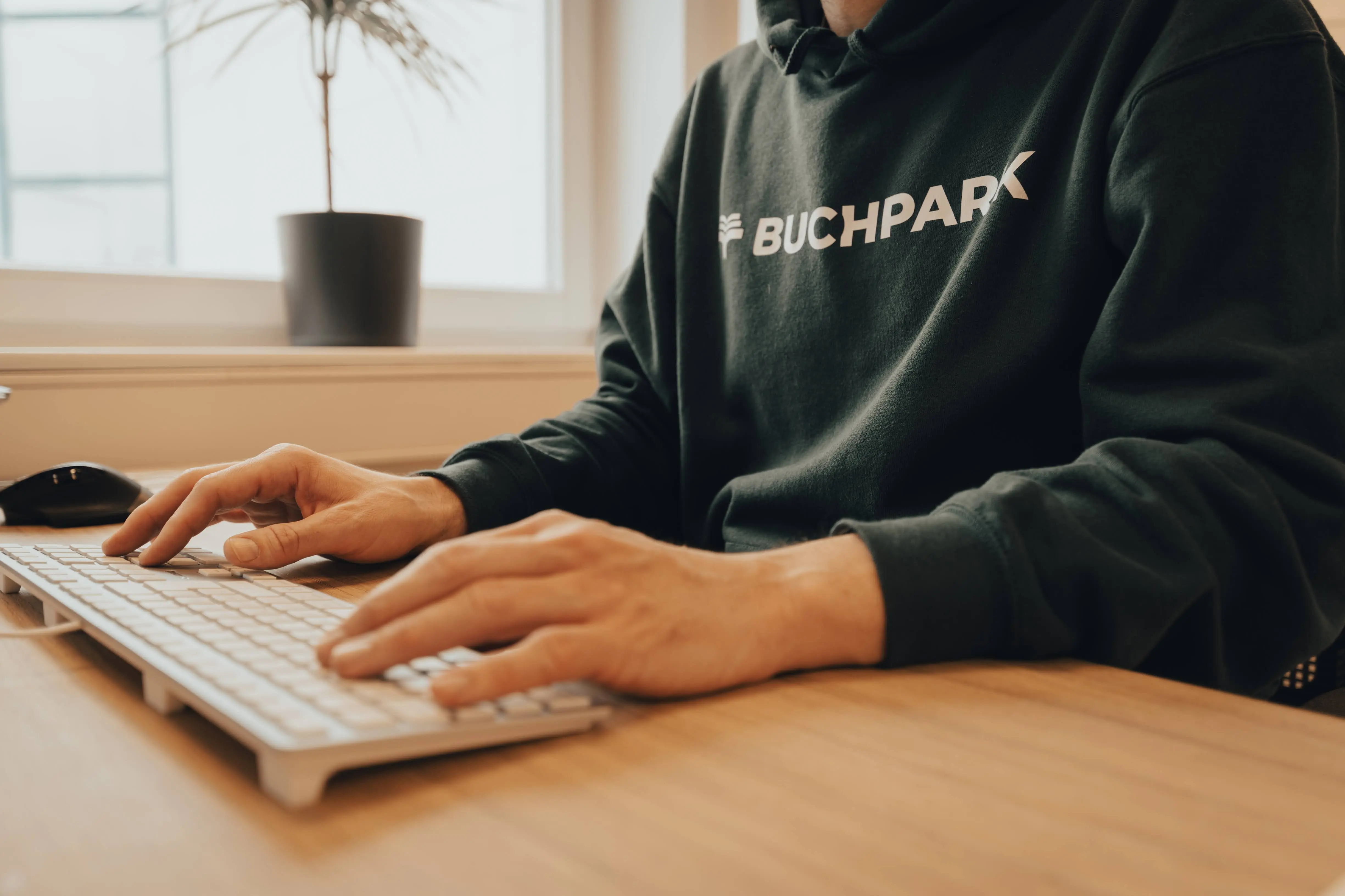 Mitarbeiter von Buchpark arbeitet an digitalen Prozessen und modernen Systemen für den Medienhandel.