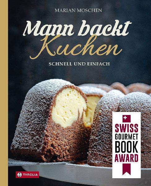 Mann backt Kuchen